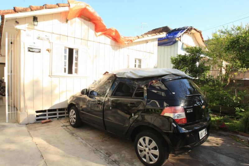 Casas e veículos atingidos ainda estão cobertos com lonas onze dias após acidente aéreo | Ivonaldo Alexandre/Gazeta do Povo