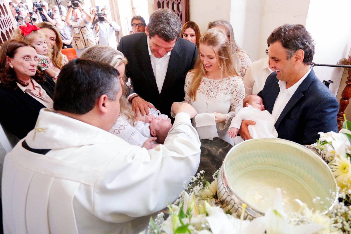 Aécio Neves batizou as filhas em uma igreja de São João del-Rei, terra natal de seu avô, Tancredo Neves | Orlando Brito/Coligação Muda Brasil/Divulgação