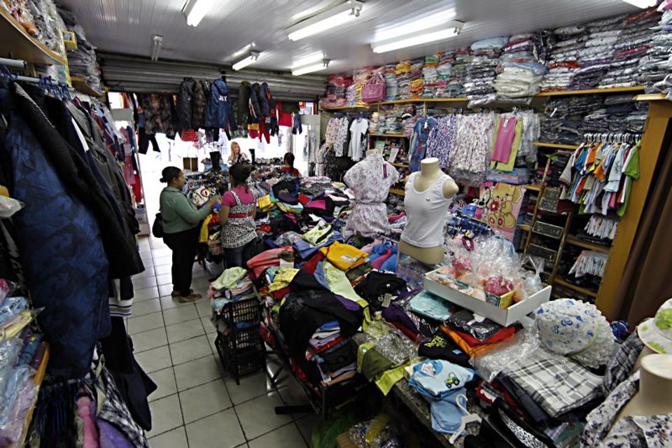 Roupas foram os itens mais vendidos em agosto, segundo ACP | Albari Rosa/ Agência de Notícias Gazeta do Povo