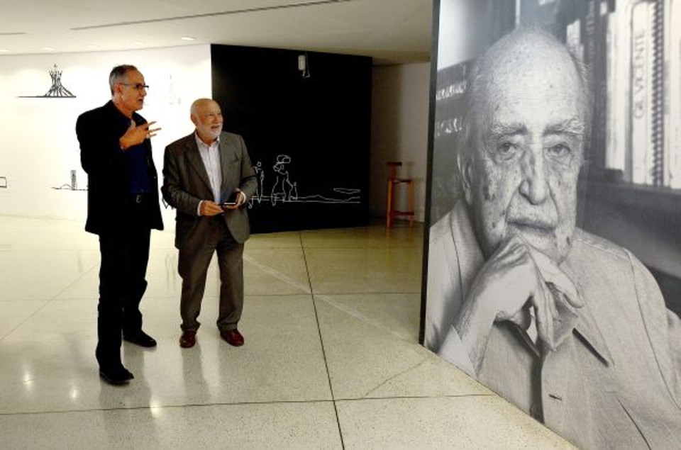 O sociólogo italiano Domenico De Masi (à dir.) visitou ontem à tarde o Museu Oscar Niemeyer a convite do secretário da Cultura, Paulino Viapiana (à esq.), e se emocionou ao ver a fotografia de seu amigo, que dá nome ao famoso museu curitibano | Kraw Penas
