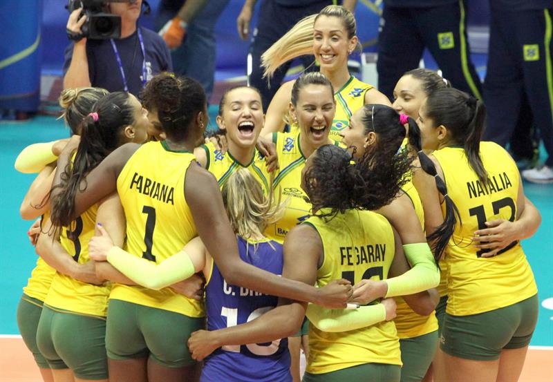 As meninas do vôlei do Brasil comemoram a vitória sobre a Sérvia, na primeira fase do Mundial | EFE/EPA/ANDREA LASORTE