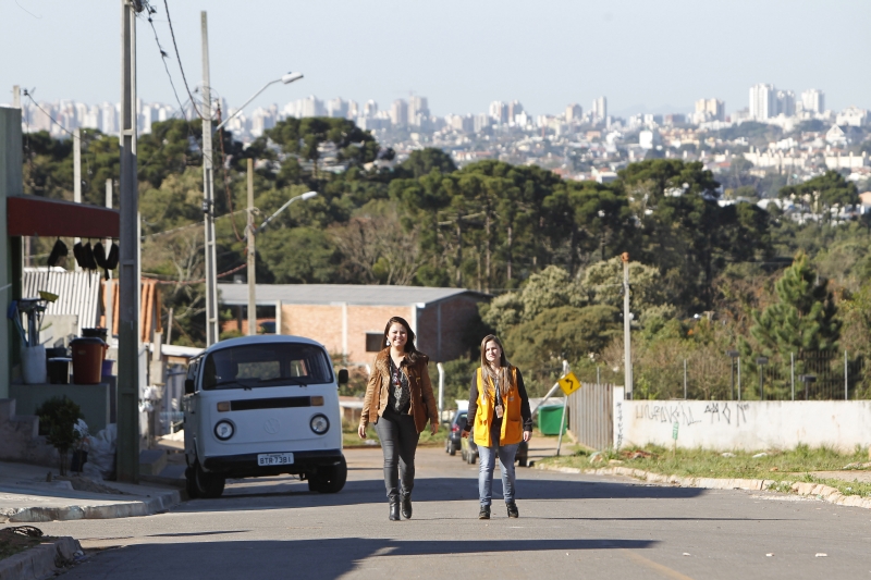 A assistente social Ana Carolina e a técnica ambiental Flávia Gomes no Moradias Corbélia, na CIC | Antônio More/ Gazeta do Povo