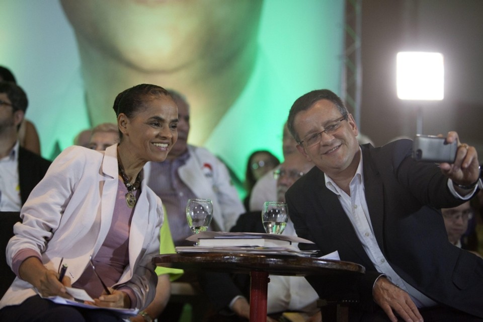 Marina com seu vice, Beto Albuquerque, que tira uma selfie dos dois | Sebastião Moreira/Efe