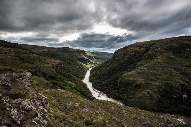 Vista do Cânion do Guartelá  o maior do Brasil e 6º do mundo  a partir do mirante do parque estadual. Vale foi escavado pelo rio Iapó | 