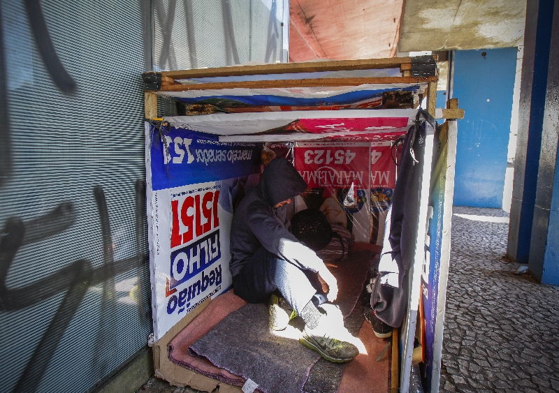 Sem-teto utilizaram cavaletes e banners de candidatos às eleições deste ano para fazer barracos improvisados | Daniel Castellano / Agência de Notícias Gazeta do Povo
