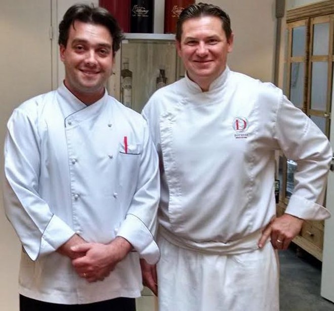 Chef Hermes Custódio, que comanda a gastronomia do Castelo do Batel, e o chef Christophe Larrat, do alto staff do premiadíssimo Alain Ducasse, no curso que freqüentou em Paris, neste setembro |