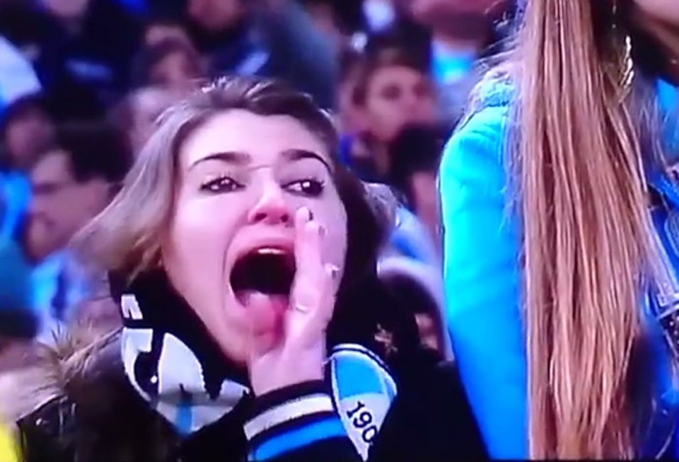 Torcedora do Grêmio que foi flagrada pela televisão xingando o goleiro Aranha, do Santos, de macaco | Reprodução / ESPN Brasil