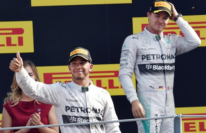 Lewis Hamilton (à esquerda), da Mercedes, volta ao pódio no Circuito de Monza, na Itália. Nico Rosberg ficou em segundo | 