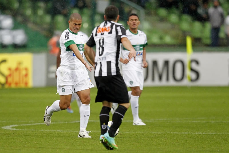 Alex abre caminho para o ataque alviverde: faltou um parceiro para o camisa 10 alviverde | Antônio More/Gazeta do Povo