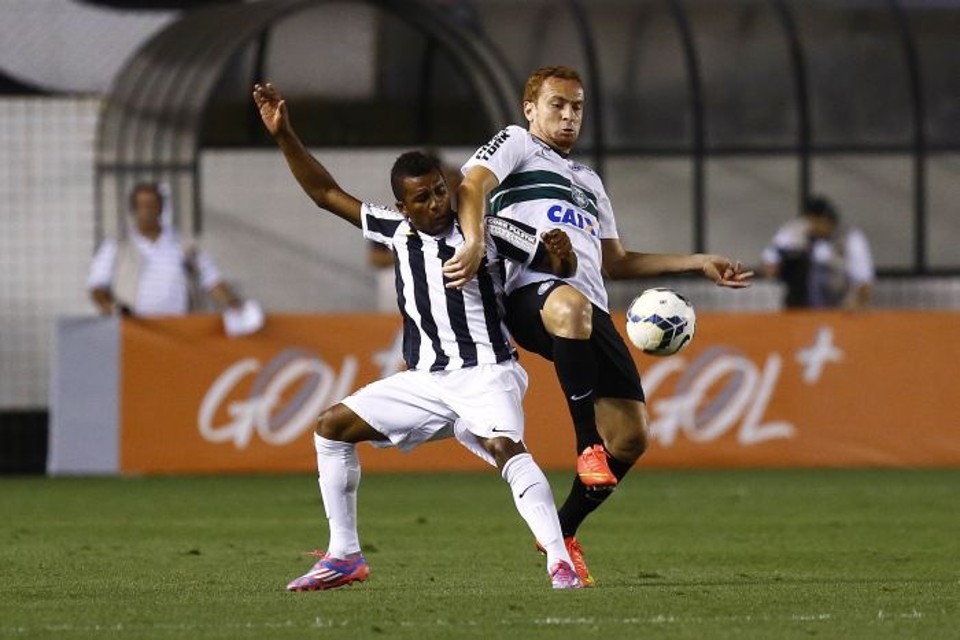 Zé Love não quis falar com a imprensa após derrota do Coritiba para o Santos | Ricardo Saibun / Folhapress