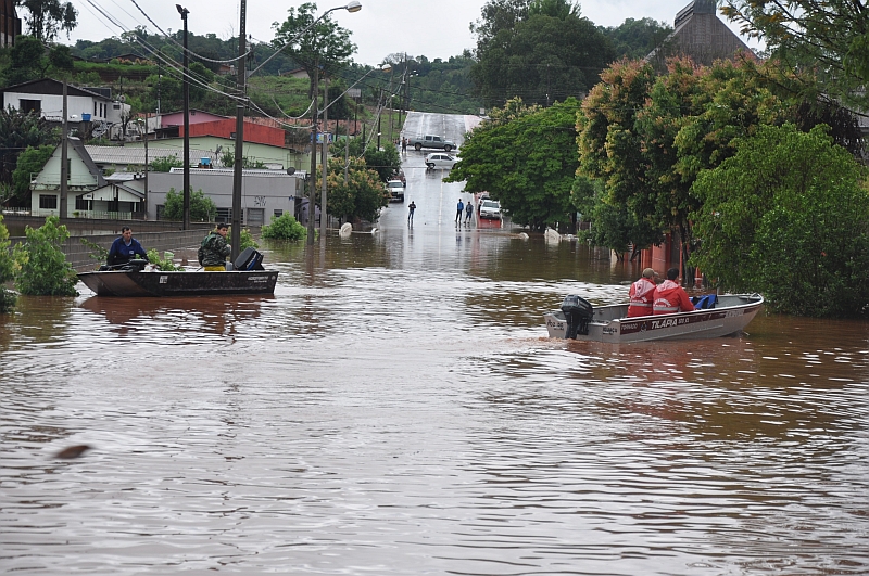 Equipes que prestaram auxílio aos moradores de áreas afetadas em Francisco Beltrão precisaram utilizar barcos | Niomar Pereira / Gazeta do Povo