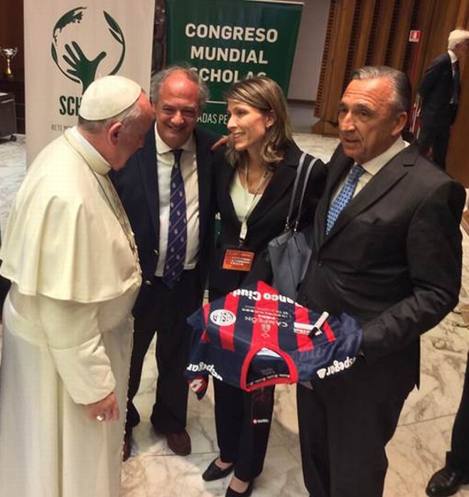 O cardiologista Costantino Costantini (à dir.) conseguiu um autógrafo do papa Francisco numa camisa do San Lorenzo em encontro no Vaticano nesta semana. Também na foto, sua filha Isela Costantini, presidente da GM na Argentina, e Jose Maria del Corral |