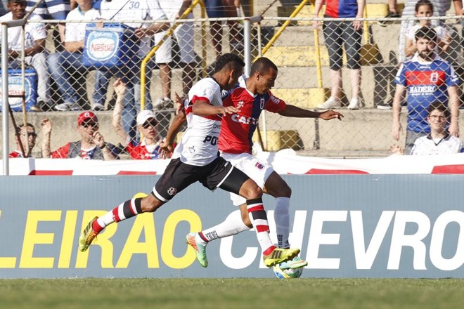 Lateral Breno avança ao ataque do Paraná diante do Santa Cruz | 
