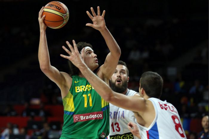 Seleção se desequilibrou diante da Sérvia após falta de Anderson Varejão que gerou reclamações e marcação de faltas coletivas | Divulgação CBB