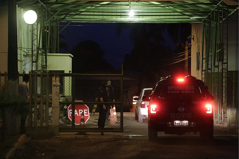 Policiais tentam controlar situação na Penitenciária Estadual de Piraquara II (PEP II) | Ciciro Back / Agência de Notícias Gazeta do Povo