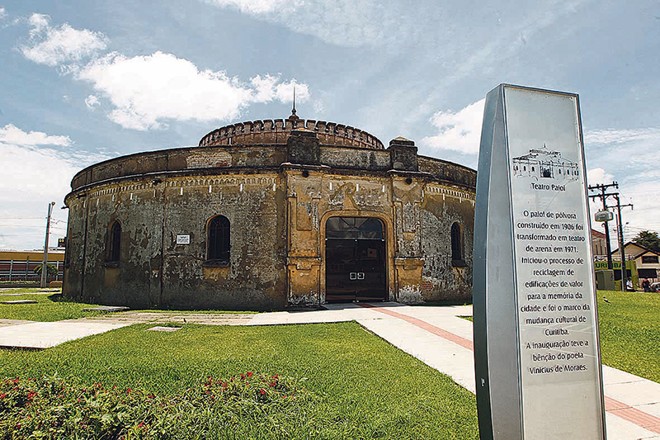 Teatro Paiol: Antigo paiol de pólvora, o Teatro Paiol passou por uma revitalização assinada pelo arquiteto Abrão Assad para receber as instalações que o transformaram em espaço cultural. Antes da inauguração oficial, em 29 de março de 1972, o espaço ainda foi sede de uma diretoria de pavimentação de ruas e serviu de abrigo para arquivos municipais | 