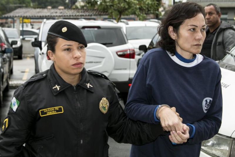 Visivelmente mais magra e abatida, Nelma Kodama chegou na PF com escolta policial da Penitenciária Feminina do Paraná | Marcelo Andrade / Agência de Notícias Gazeta do Povo