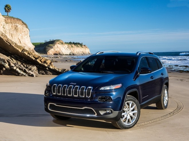 A mudança radical na dianteira dividiu o conjunto óptico é difícil perceber ao certo qual é o farol e deu novo desenho aos sete elementos que formam a tradicional grade frontal da Jeep |