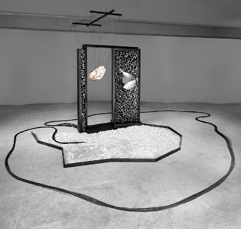 Crítica americana viu nos caldeirões de terracota e tripés de aço alusões aos alquimistas da Idade Média | Gabi Carrera/ Divulgação