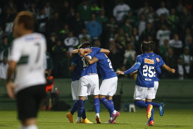 Jogadores do Cruzeiro comemoram o gol marcado logo no início do jogo por Marcelo Moreno | 