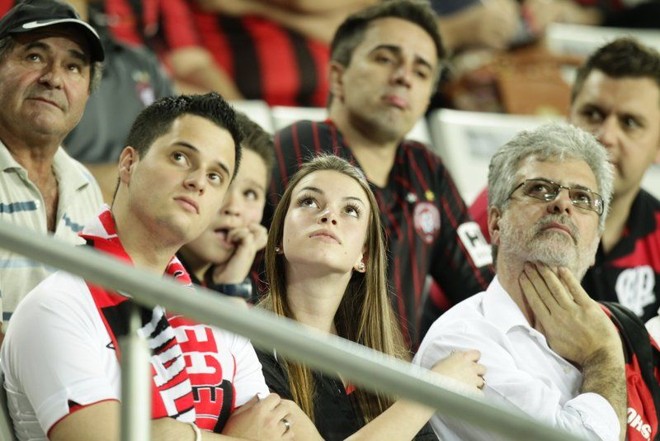 Torcida do Atlético no jogo contra o Internacional na Baixada |