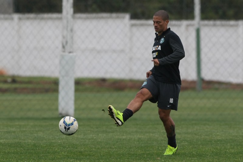 Meia Alex durante treinamento do Coritiba antes de embarque para o Rio de Janeiro | Aniele Nascimento / Gazeta do Povo
