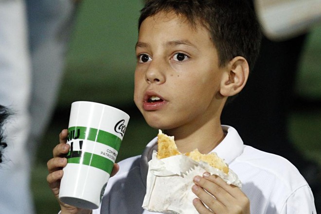 Torcedor mirim do Coxa não perde um minuto do jogo no Couto Pereira | 