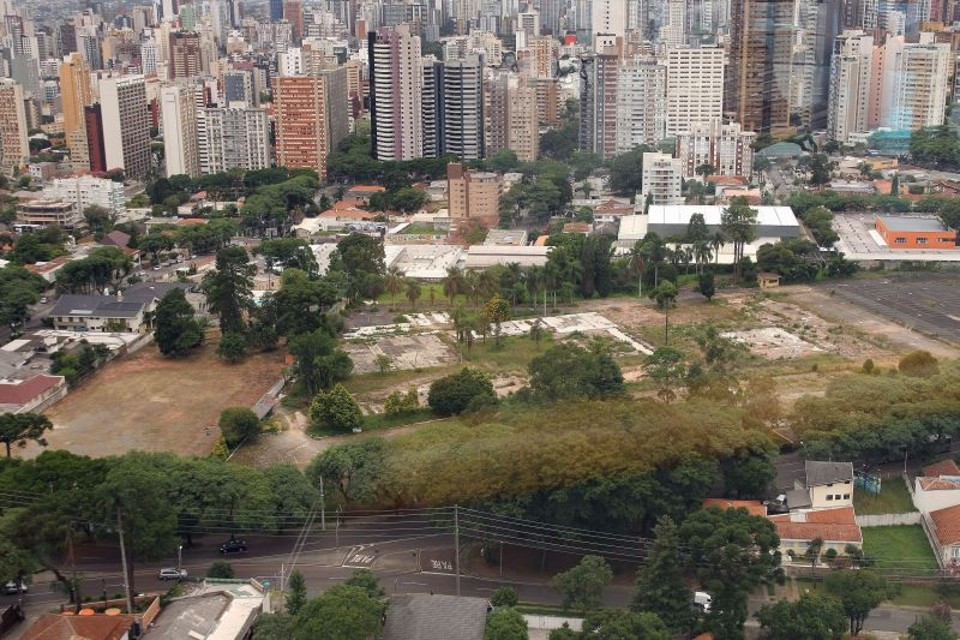 A Iguatemi nunca anunciou oficialmente o investimento em um shopping em Curitiba, mas demonstrou a intenção de construir um centro comercial no terreno que abrigava a antiga sede da Universidade Tuiuti | André Rodrigues / Agência de Notícias Gazeta do Povo
