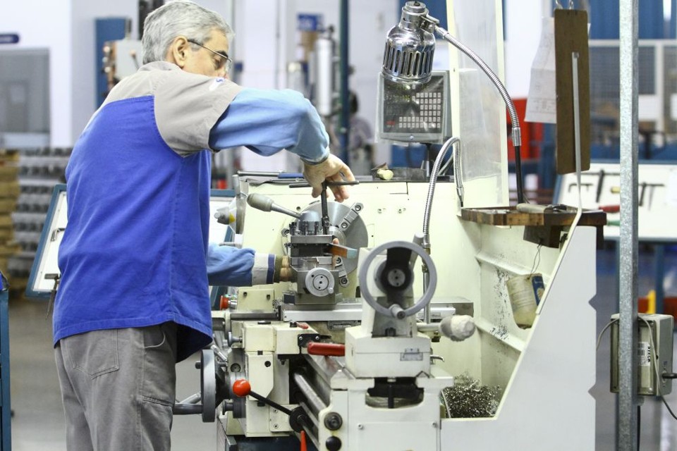 Emprego na indústria e massa salarial registraram recuo idênticos de 0,2%. | Jornal de Londrina/Roberto Custodio