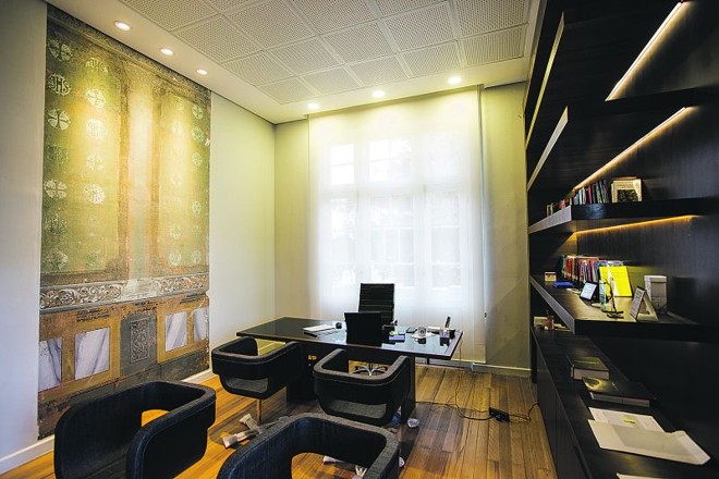 Nas paredes foram mantidos recortes de pinturas históricas originais , os chamados 