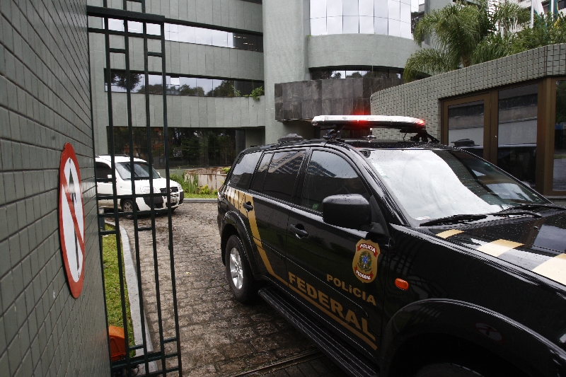 Carro do comboio com Youssef: doleiro acompanhou o depoimento de advogado | André Rodrigues/ Gazeta do Povo