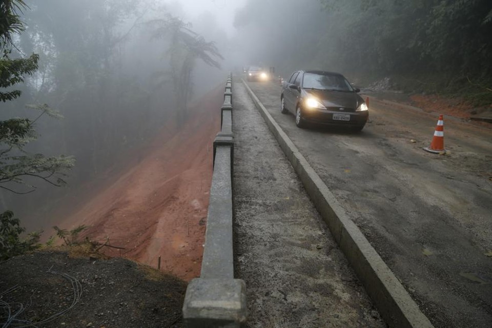 Falta recolocar os paralelepípedos, para manter o aspecto original da estrada, e finalizar o guarda-corpo para terminar a obra de liberação da Estrada da Graciosa | Henry Milleo / Agência de Notícias Gazeta do Povo