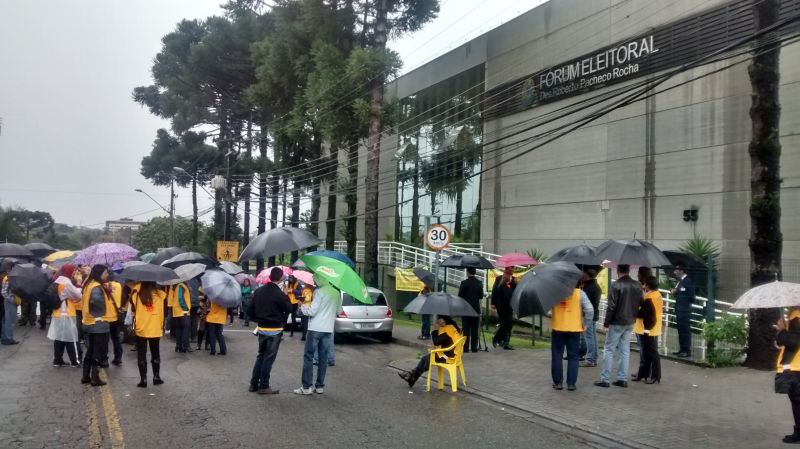 Cerca de 300 pessoas compareceram à manifestação, segundo informações do Sindicato dos Servidores da Justiça Federal e Eleitoral do Paraná | André Rodrigues / Agência de Notícias Gazeta do Povo