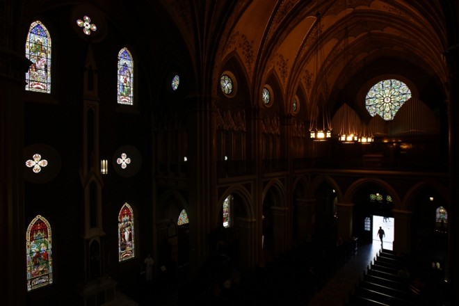 Tarde na catedral  luz dos vitrais | 