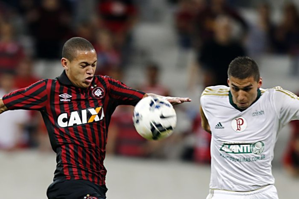 Marcos Guilherme teve atuação apagada na partida e pouco ajudou o Rubro-Negro | Albari Rosa/Gazeta do Povo