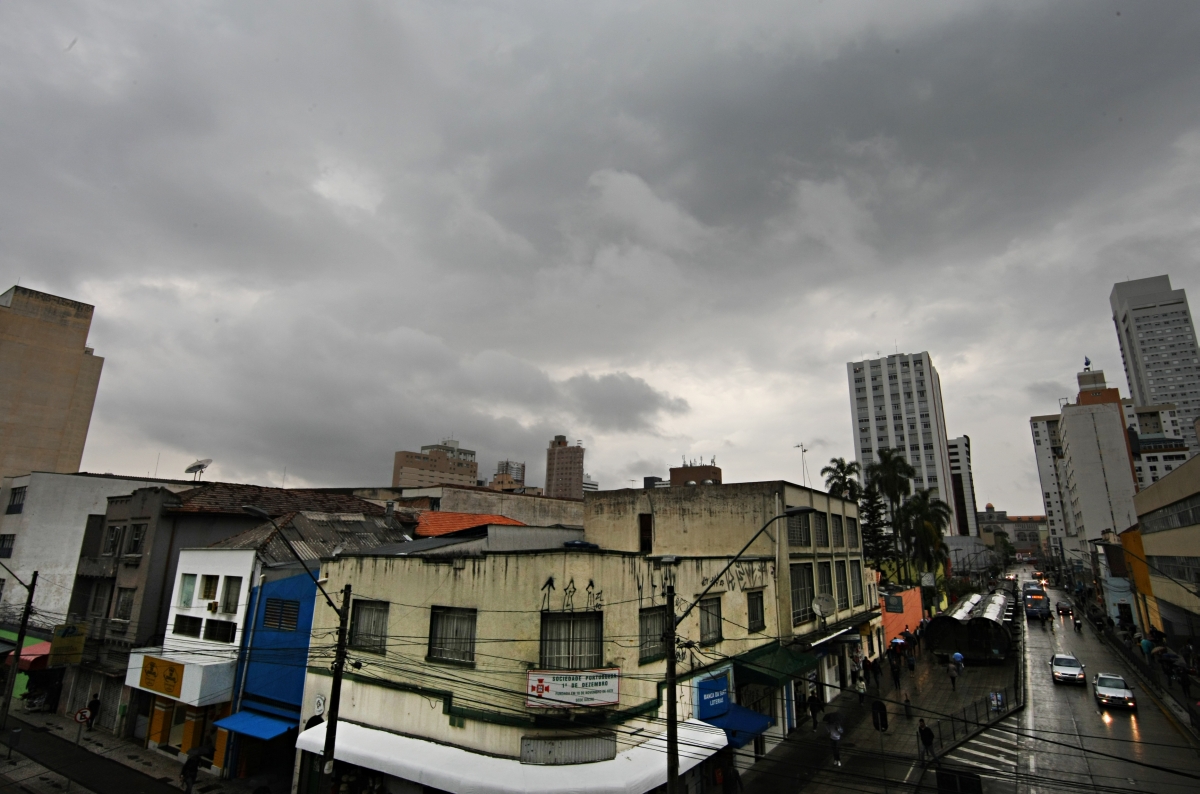 Chuva chegou ao Centro de Curitiba por volta das 9h30 da manhã | Aniele Nascimento/Agência de Notícias Gazeta do Povo