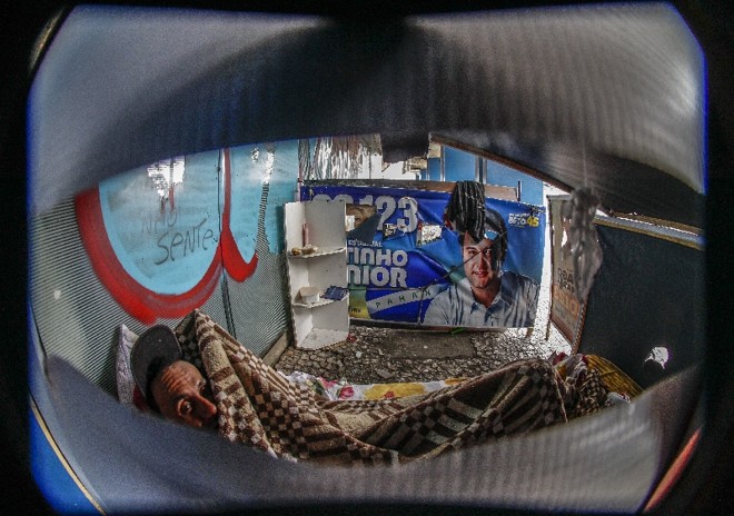 Sem-teto utilizaram cavaletes e banners de candidatos às eleições deste ano para fazer barracos improvisados |