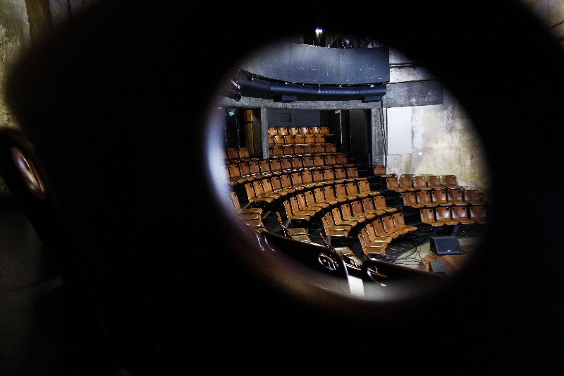 Em 2010, Sérgio Rodrigues foi convidado para refazer o mobiliário do Teatro do Paiol. O resultado carrega seu estilo: simples, contemporâneo e muito brasileiro | André Rodrigues/Gazeta do Povo