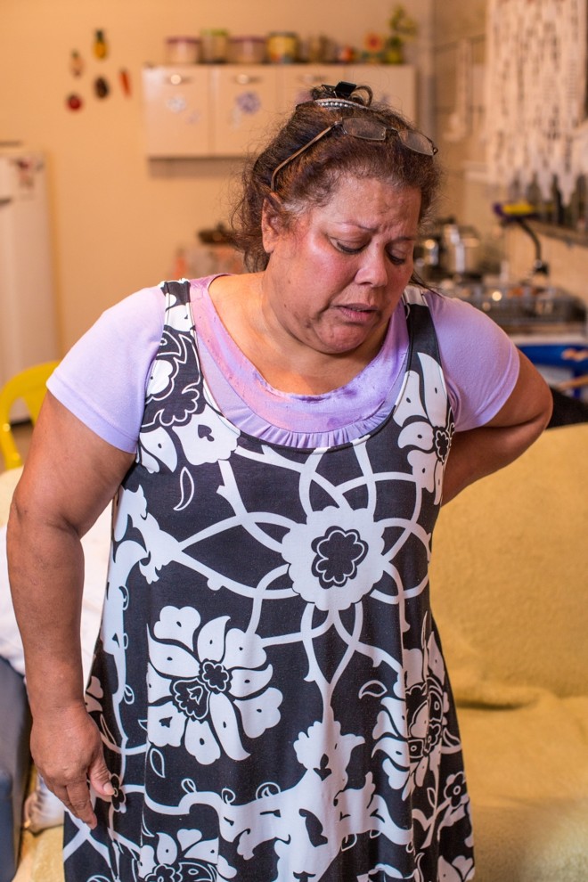 Depois de alguns segundos em pé, a dona de casa não aguenta a dor |