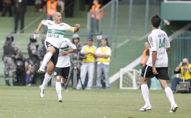 Alex comemora o gol marcado no Atletiba da final do Paranaense de 2013 | André Rodrigues / Gazeta do Povo