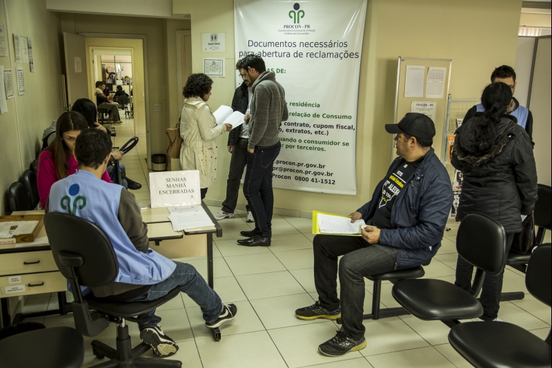 Atendimento na sede do Procon-PR, em Curitiba: criação de Procon municipal é objeto de estudo de um grupo formado por cinco secretarias e órgãos | Marcelo Andrade/ Gazeta do Povo