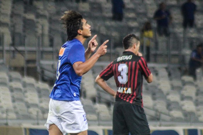 Marcelo Moreno comemora o segundo gol do Cruzeiro diante do zagueiro Gustavo, do Atlético | Dudu Macedo / Folhapress