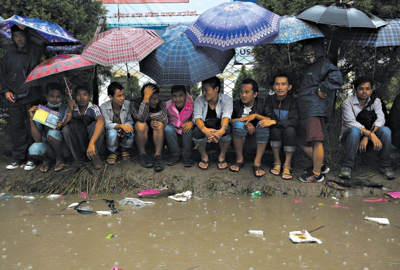Com poucos empregos no Nepal, os jovens do país estão indo embora. Em Katmandu, nepaleses esperam na fila para tirar o passaporte para trabalhar na Coreia do Sul | Narendra Shrestha/European Pressphoto Agency