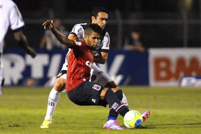 Arthur marcou o primeiro gol do Paraná no empate com a Ponte Preta por 2 a 2 | Rodrigo Villalba / Futurapress / Folhapress
