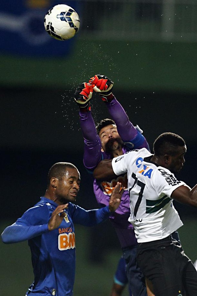 Goleiro Fábio, do Cruzeiro, disputa com Joel, do Coritiba | 