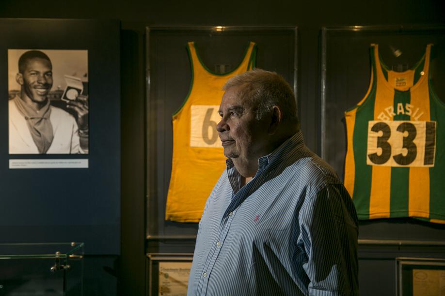 Roberto Gesta diante das camisas com as quais Adhemar Ferreira da Silva venceu dois ouros e que são parte de seu acervo particular | Marcelo Andrade / Gazeta do Povo
