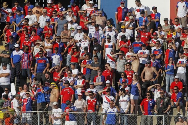 Torcida paranista na Vila Capanema na vistória diante do Santa Cruz |