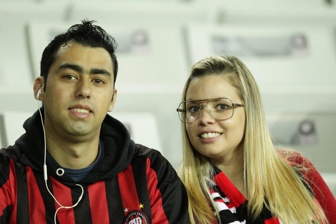 Torcida do Atlético no jogo contra o Internacional na Baixada |
