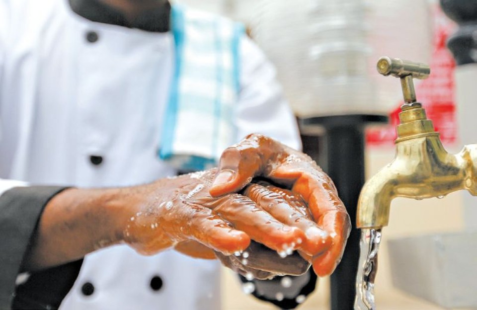 Após a chegada do ebola à Nigéria, muita gente abandonou o costume de apertar as mãos, com medo de contrair o vírus | Afolabi Sotunde/Reuters