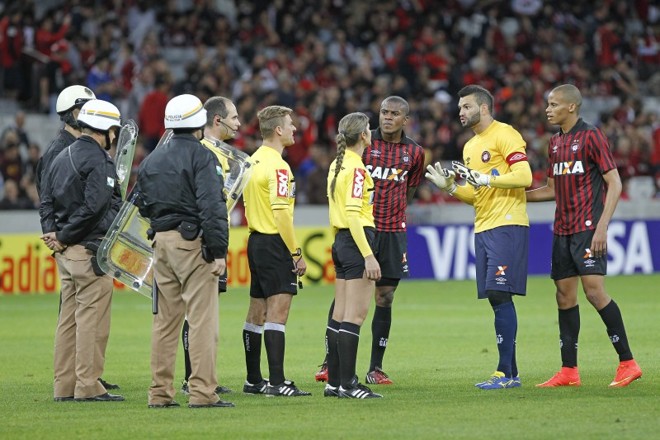 Jogadores do Atlético reclamaram muito com a arbitragem no intervalo do jogo |